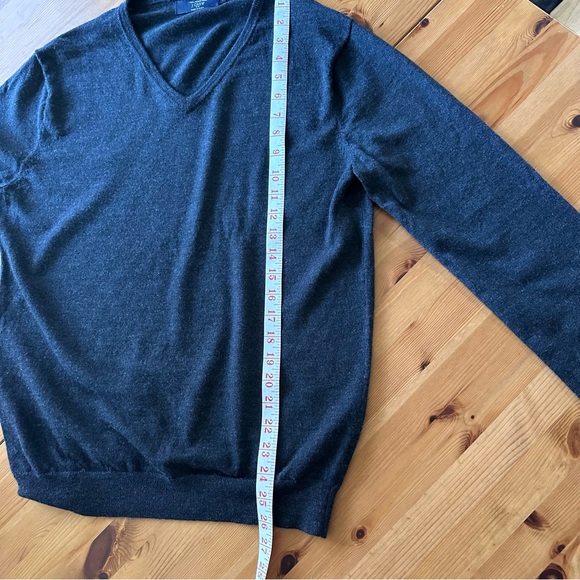 J Crew Men's Slim 100% Merino Wool Charcoal Gray V Neck Sweater:  Large - Picture 7 of 8